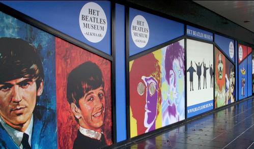 posters op de muren van het beatles museum